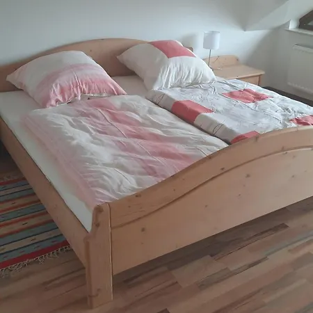 Dachgeschosswohnung In Апартаменты *